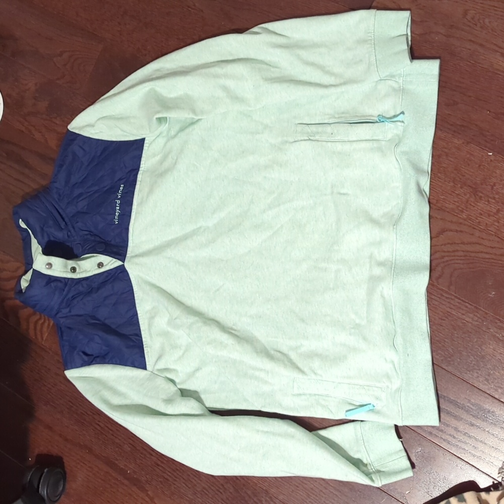 Vineyard vines light blue and dark blue button up collar